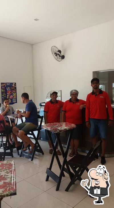 Sente em uma das mesas no Rotisseria Vitoria