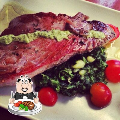 Prenditi i piatti di carne al ristorante Tipico Old Town