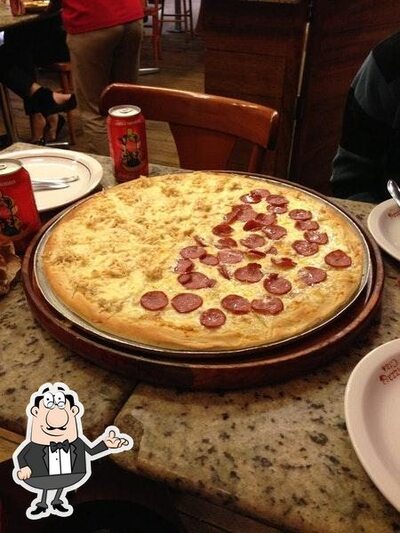 Sente em uma das mesas no Pizza & Cia