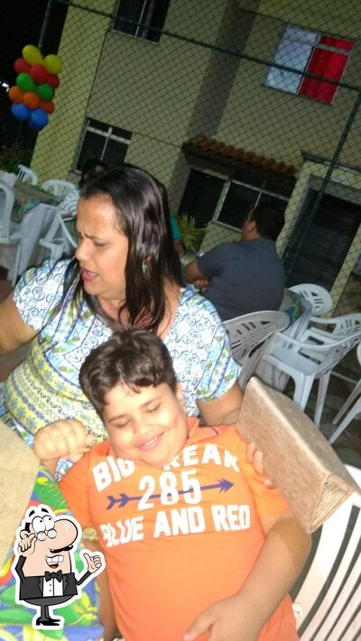 Sente em uma das mesas no Donatário