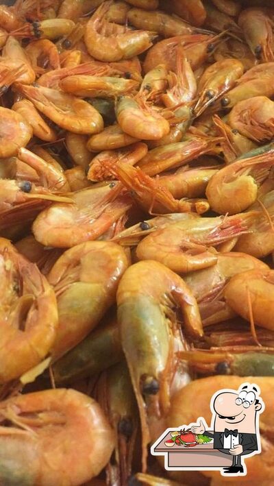 Les visiteurs de Spodsbjerg Kutterfisk peuvent commander différents repas à base de fruits de mer