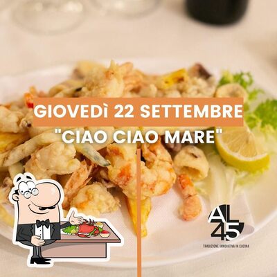 Al Quarantacinque serve un'ampia selezione di pasti di mare