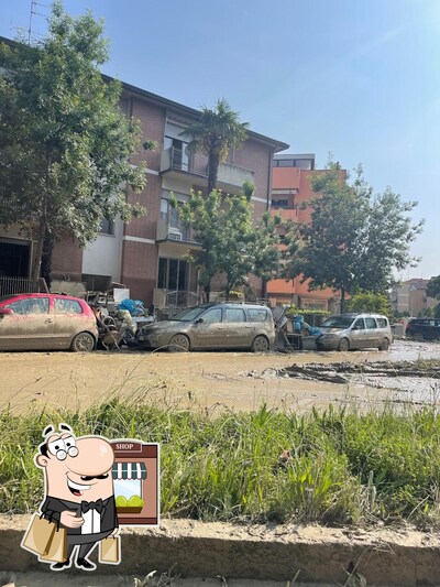 Puoi goderti l'aria fresca da seduto all'esterno di Faenza 1