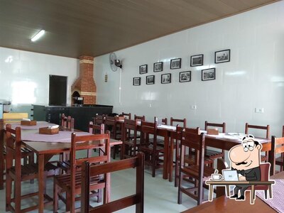 Sente em uma das mesas no Restaurante Sabor da Montanha