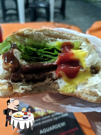 Delicie-se com um hambúrguer no Central Lanches