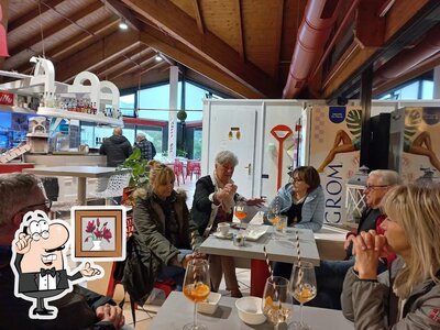 Dai un'occhiata agli interni di Sweet Bar