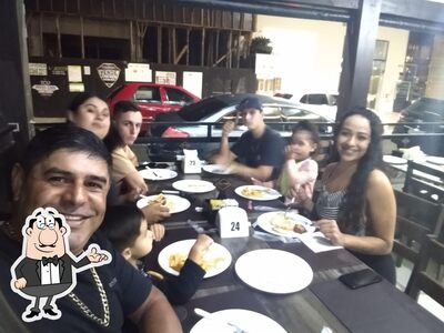 Sente em uma das mesas no Meia Praia