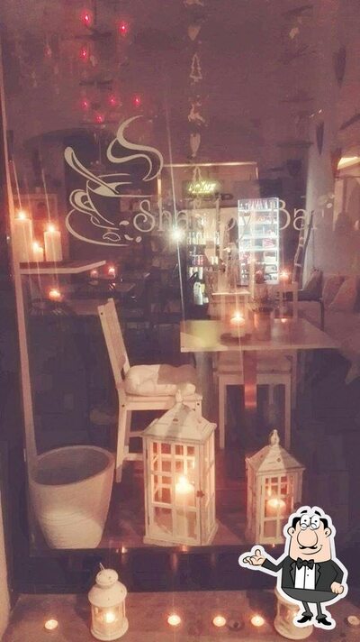 Dai un'occhiata agli interni di Shabby Bar