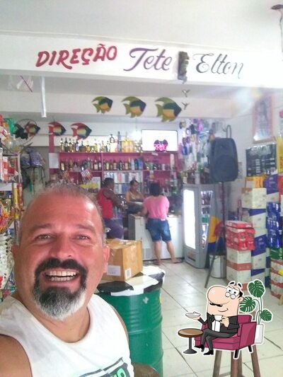 Sente em uma das mesas no Adega Da Tetê