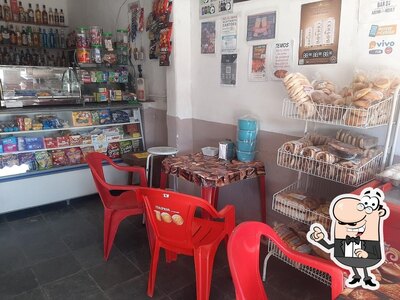 Sente em uma das mesas no Bar AdemirRosely