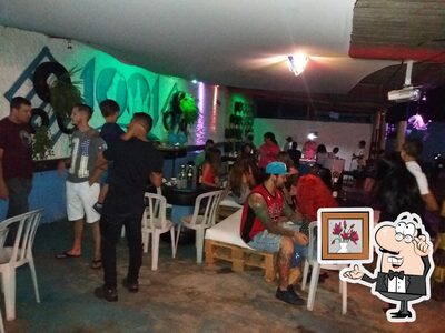 Sente em uma das mesas no Espaço 1001
