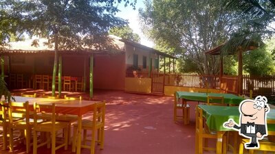 Sente em uma das mesas no Bar e Restaurante Sítio Nossa Senhora Aparecida