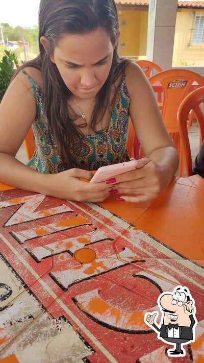 Sente em uma das mesas no Bar Do Dodô