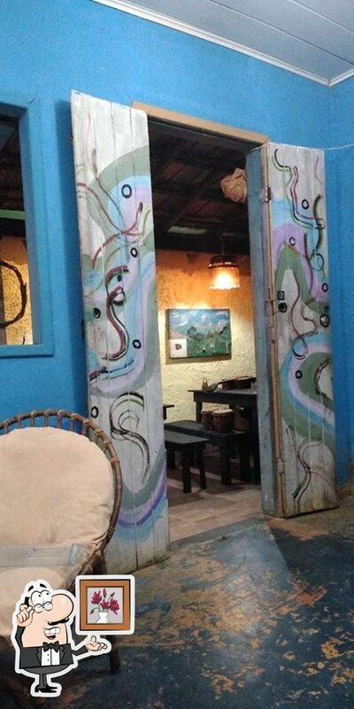 Sente em uma das mesas no O Beco da Massa - Pizza Gourmet com Rock