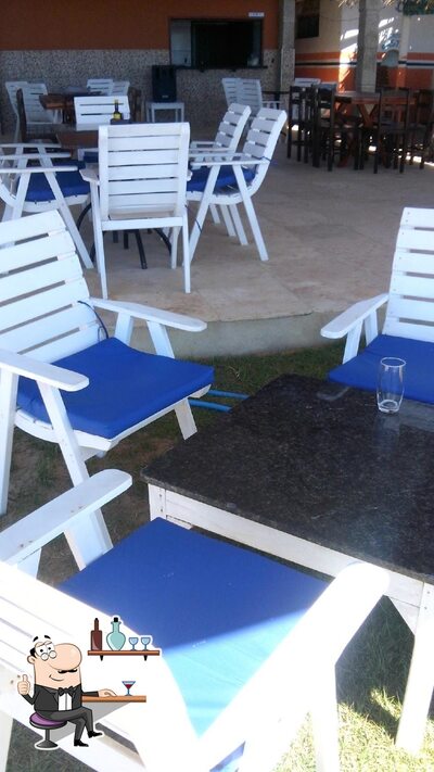 Sente em uma das mesas no Restaurante Marina Beach