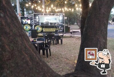 Sente em uma das mesas no Jacaré Lanches Bela Vista