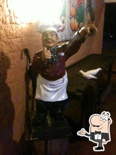 Sente em uma das mesas no Pizza da Villa
