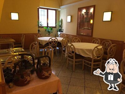 Siediti a un tavolo di Lon Fon