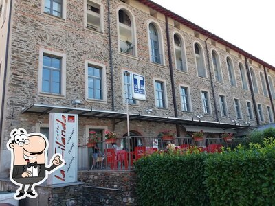 Puoi goderti l'aria fresca da seduto all'esterno di Caffè La Filanda