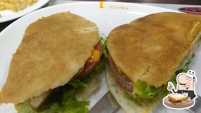 Peça um dos sanduíches oferecidos no Habib's
