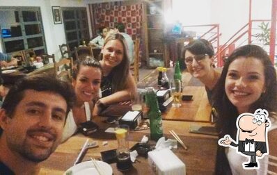 Sente em uma das mesas no O Tao Sushi Bar