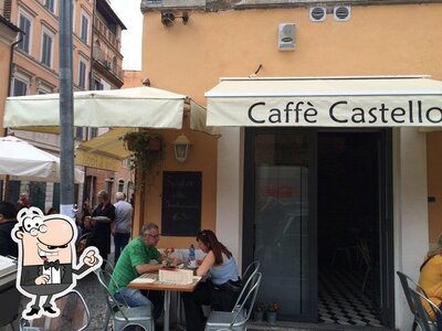 Siediti a un tavolo di Caffè Castello