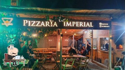 Sente em uma das mesas no Pizzaria Imperial