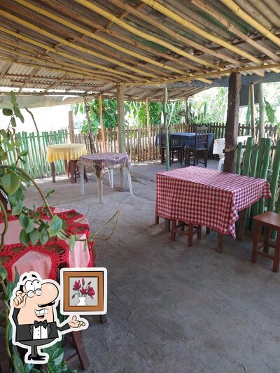 Sente em uma das mesas no Neuza bar