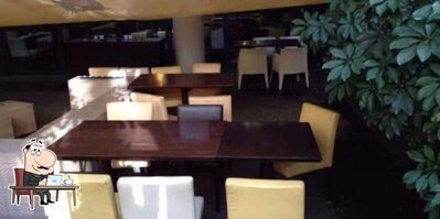 Installez-vous à l'une des tables de estrobar
