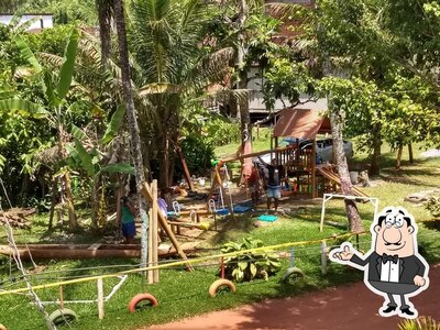Sente em uma das mesas no Balneário Itaberoê