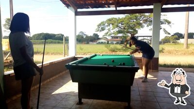 Sente em uma das mesas no Bar Da Rosa