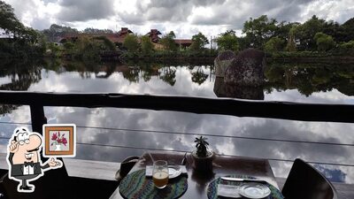 O interior do Restaurante Lago Negro