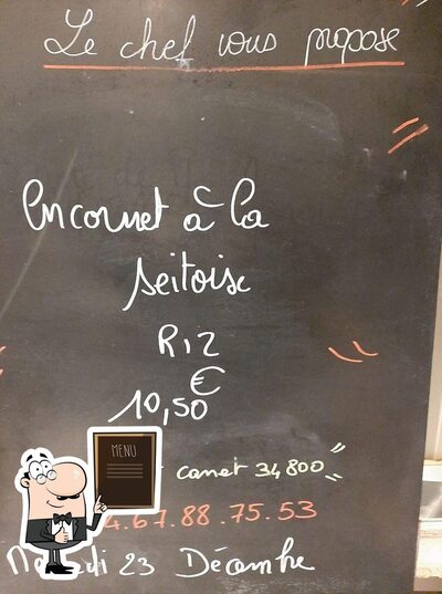 Essayez les plats du jour affichés sur le tableau
