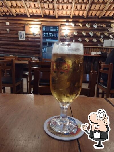 Sente em uma das mesas no Bar do Lelei