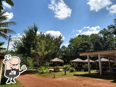 Sente em uma das mesas no Balneário Itaberoê