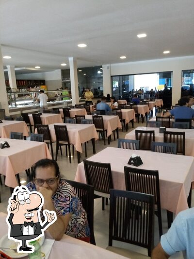 Sente em uma das mesas no Bar e Churrascaria do Bira