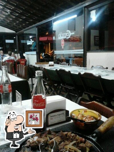 Sente em uma das mesas no Costelao Do Conego