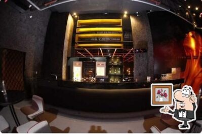 O interior do The Grand Beach Club