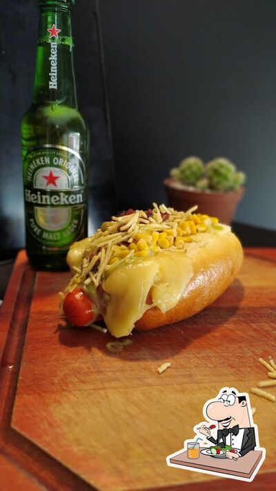 Platos en Doggula's Hot Dog