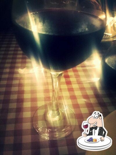 É agradável tomar uma taça de vinho no Pizzaria Due Fratelli