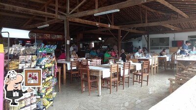 Sente em uma das mesas no Churrasco do Burro