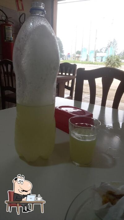 Sente em uma das mesas no Lancheria eldorado