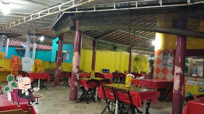 Sente em uma das mesas no Cabana do Manoel Restaurante e pizzaria