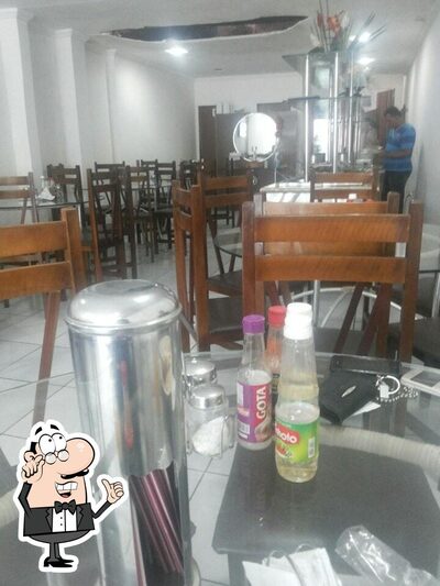 Sente em uma das mesas no Chocolate aos Pedaços