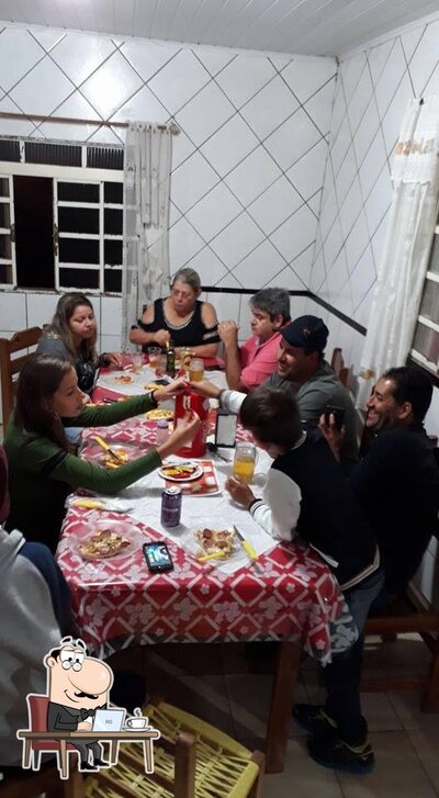 Veja imagens do interior do Tia Rê Pizzaria e Lanchonete