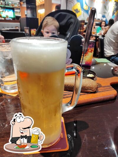 Desfute uma tulipa de cerveja leve ou escura