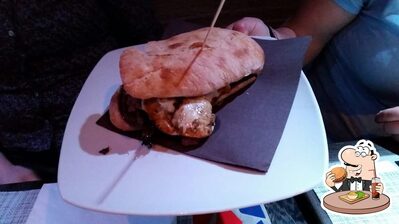 Prova un hamburger al pub & bar Joker