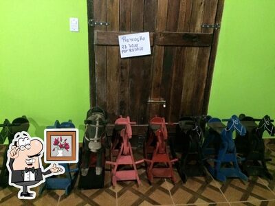 Sente em uma das mesas no Barraca Verde descida litoral