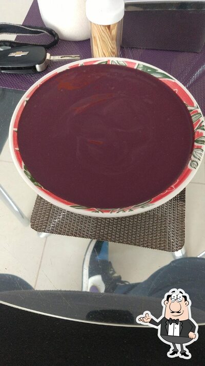 Sente em uma das mesas no Sabor Do Açai