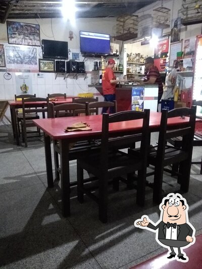 Sente em uma das mesas no Bar Do Rege